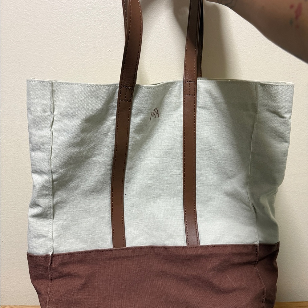 Jwa Anderson x uniqlo Elegant Two-Tone Canvas Tote with Brown Accents